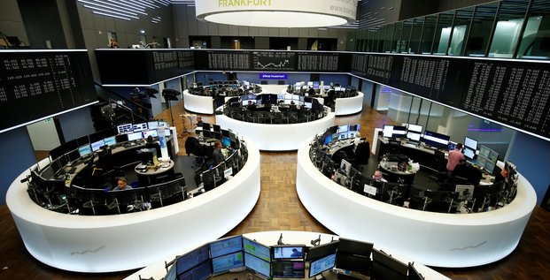 Traders work at frankfurt's stock exchange in frankfurt
