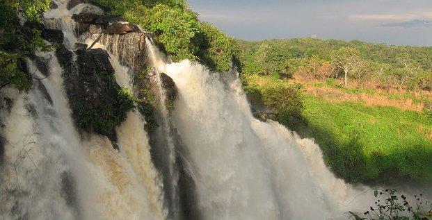 Chutes de boali cascade eau rivière hydraulique énergie
