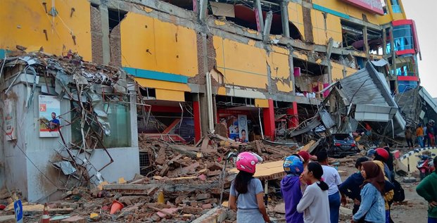 Indonesie: pres de 400 morts apres un seisme et un tsunami