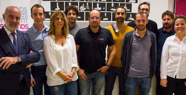 De gauche à droite : L. Gauze (président de PMI), A. Laurent (DG de WeSprint) et certains des 12 startuppers sélectionnés par l'accélérateur