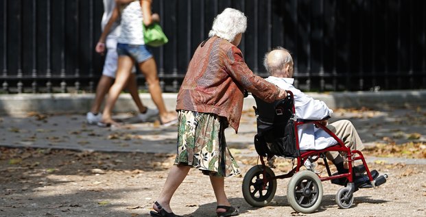 Un couple de retraités se promènent dans Paris, en août 2013