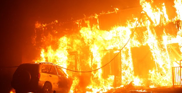 Incendie de foret ravageur dans le nord de la californie