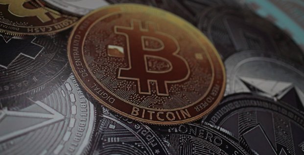 Le bitcoin touche un creux d'un an