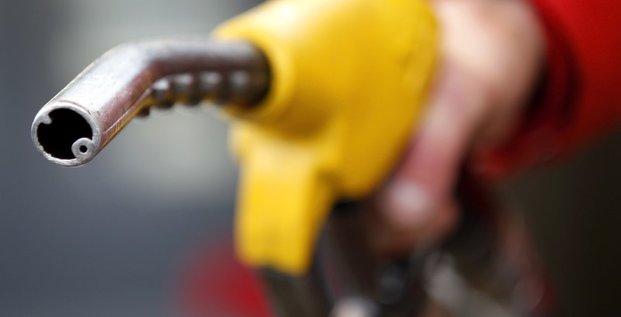 Les senateurs adoptent un gel de la taxe sur les carburants