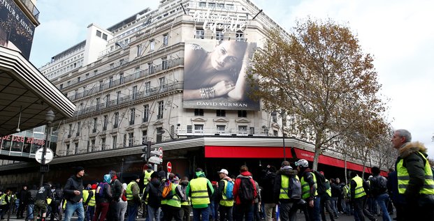 Gilets jaunes: les grands magasins parisiens ouvrent samedi