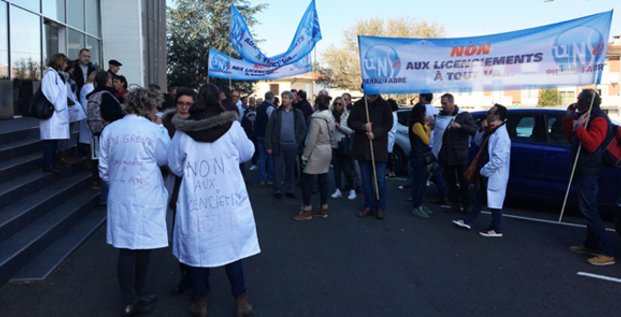 Les manifestants devant le siège des laboratoires Pierre Fabre, lors de la journée de mobilisation du 19 février.