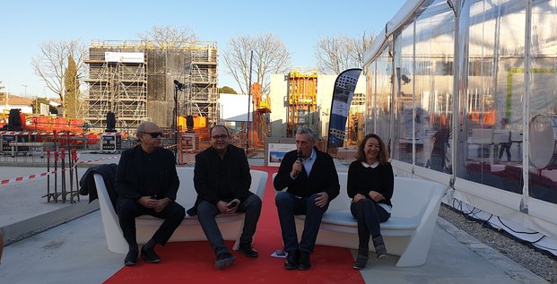 L'architecte J.L. Mateo, K. Khenissi (ESMA), P. Saurel (M3M) et une interprête lors de la première pierre du Campus créatif