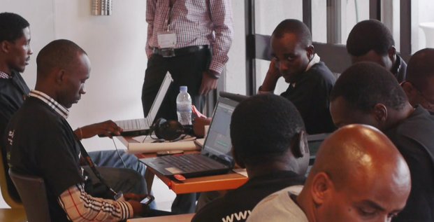 ALTDE_Rwanda travail bureau équipe startup laptop ordinateur