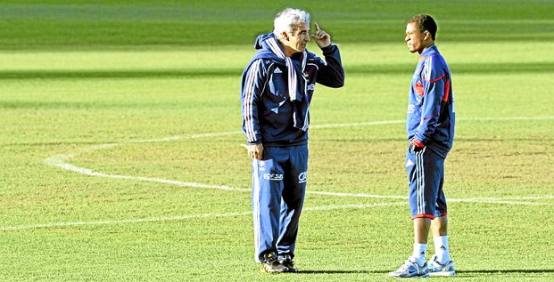 France's coach Raymond Domenech (L) speaks with captain Patrice Evra (R) on the pitch where the team was supposed to be training at the Fields of Dreams stadium in Knysna on June 20, 2010 during the 2010 World Cup football tournament. France's disastrous World Cup campaign was plunged into fresh cha