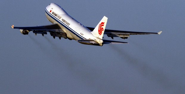 Avion décollage pollution aérienne trafic aérien - Air China Beijing Airport aéroport de Pékin dec 2009 IATA avion cargo commerce international