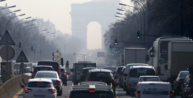 Paris, pic pollution atmosphérique, transport, voitures, diesel, essence, brouillard, ozone, particules fines, trafic, embouteillage, Arc de Triomphe, Neuilly-sur-Seine, heure de pointe, circulation automobile,