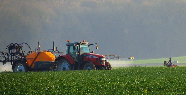 pesticides, épandage, tracteur, agriculteur, population, pollution chimique, champ