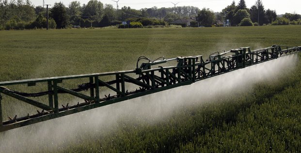 Épandage de pesticides, agriculture, pollution chimique, désherbant, phyto-sanitaire,