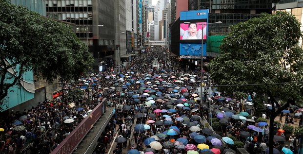 Des milliers de personnes defilent dans le calme a hong kong