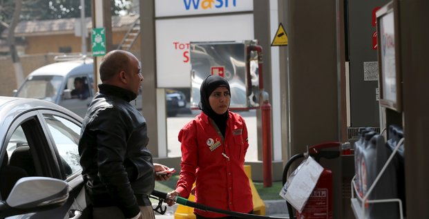station services carburants egypte femme employée