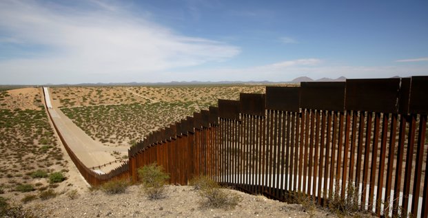 Usa: plus de 120 projets militaires reportes pour financer le mur a la frontiere