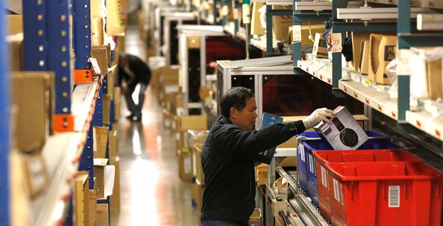 28 novembre 2016. Des employés préparent des produits à la livraison dans un entrepôt du détaillant en ligne d'articles Newegg.