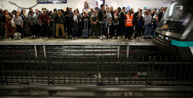 Usagers du métro, arrêt Gare du Nord, attendent durant grève syndical RATP contre réforme des retraites, 13 septembre 2019