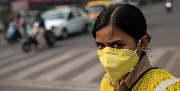 Une policière porte un masque pour se protéger de la pollution de l'air, durant les restrictions temporaires sur les véhicules privés à New Delhi (Inde), le 4 novembre 2019.