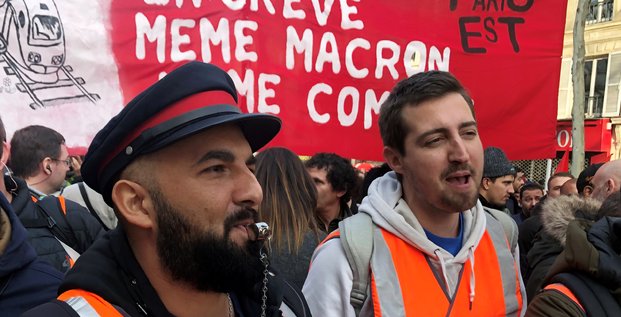 Paris, le 17 décembre 2019. Des cheminots en grève assistent à la manifestation contre la réforme des retraites