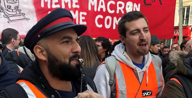 Paris, le 17 décembre 2019. Des cheminots en grève assistent à la manifestation contre la réforme des retraites