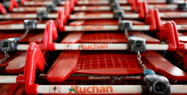 Auchan prevoit le depart d'au moins 1.000 salaries, selon la presse