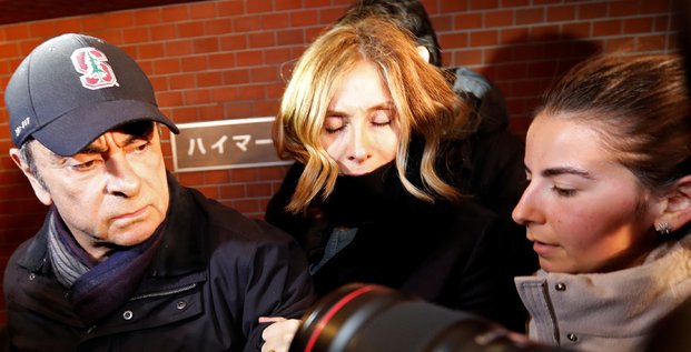 Carlos Ghosn, accompagné de sa femme Carole Ghosn, arrive à son lieu de résidence à Tokyo, le 8 mars 2019.