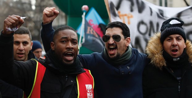 Des syndicalistes et travailleurs en grève assistent à une manifestation contre le projet de réforme des retraites, le 26 décembre 2019 à Paris