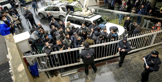 Des journalistes sont rassemblés devant le bâtiment depuis lequel Carlos Ghosn doit tenir une conférence de presse