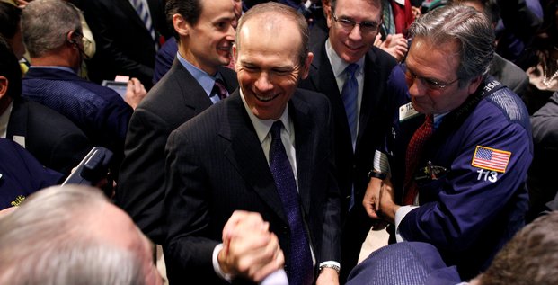 Au centre, David Calhoun, alors patron de l’institut de mesure d’audience Nielsen, en 2011, à la Bourse de New York