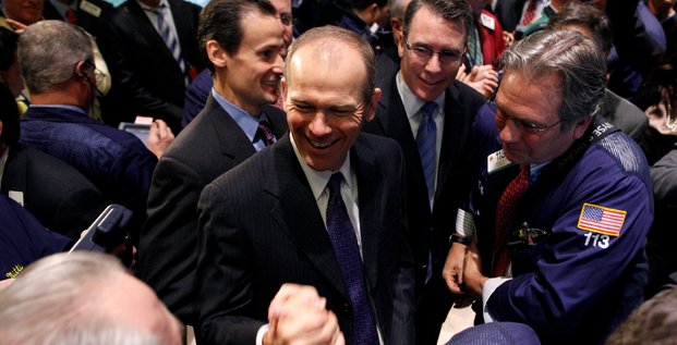 Au centre, David Calhoun, alors patron de l’institut de mesure d’audience Nielsen, en 2011, à la Bourse de New York