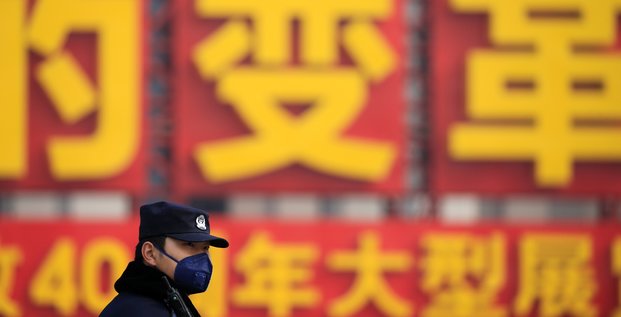 Un policier porte un masque durant un jour de pollution, lors de l'ouverture de la Conférence consultative politique du peuple chinois