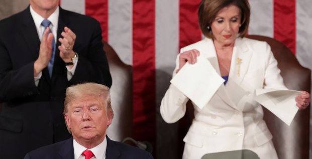 Washington, le 4 février 2020. Donald Trump a ostensiblement évité de serrer la main à Nancy Pelosi qui, en retour, a déchiré dans un geste spectaculaire sa copie du discours.