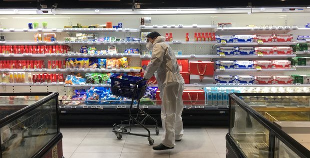 Un client pousse un caddy dans un supermarché en Chine en pleine épidémie de Coronavirus