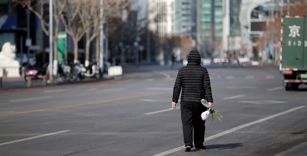 Coronavirus / Covid-19 : un homme marche dans une rue de Beijing, en Chine
