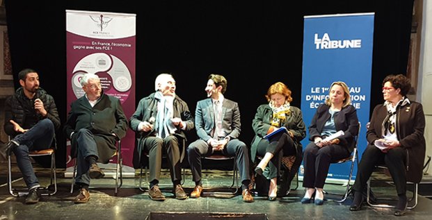 Les sept candidats aux municipales de Carcassonne, réunis sur la scène de l'Auditorium pour le Grand Oral du 4 mars