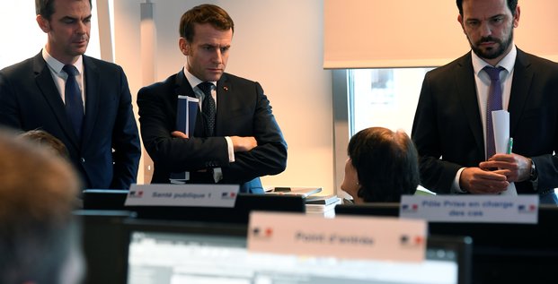 Olivier Véran, le ministre de la Santé, et Emmanuel Macron, au Centre opérationnel de régulation et de réponse aux urgences sanitaires et sociales.