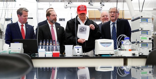 Donald Trump montre une photo du Covid-19/Coronavirus au Centres pour le contrôle et la prévention des maladies d'Atlanta