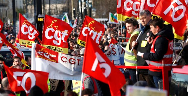 Les syndicats (FO, CGT...) et travailleurs assistent à une manifestation contre le projet de réforme des retraites, à Nantes, le 16 janvier 2020