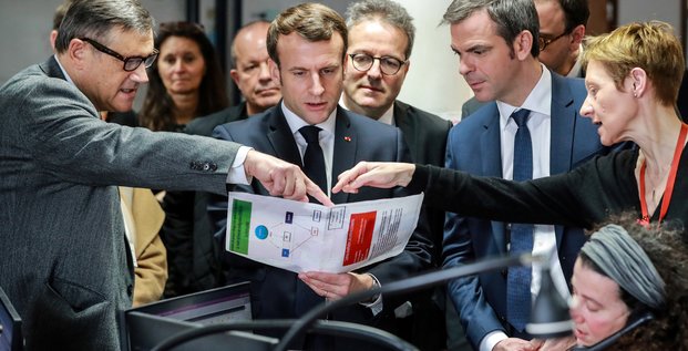 Coronavirus : Emmanuel Macron, le ministre de la Santé Olivier Véran et Martin Hirsch, le président de l'AP-HP écoutent le professeur Pierre Carli, chef du service de régulation du Samu de Paris à l'Hôpital Necker
