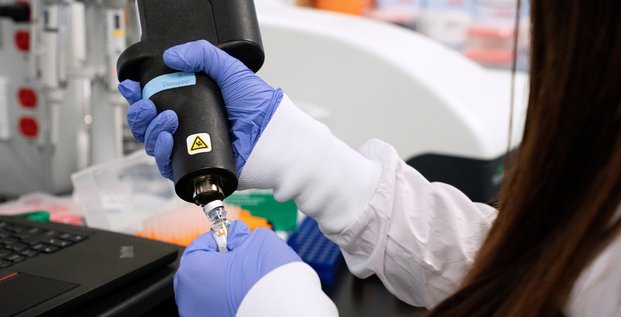 Une scientifique cherche un vaccin contre le nouveau coronavirus, à San Diego (Californie)