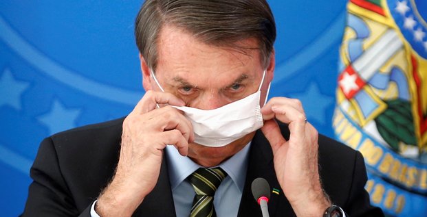 Coronavirus/Brésil : Pendant une conférence de presse, Jair Bolsonaro a retiré et remis une douzaine de fois son masque, pour le laisser finalement pendre à une oreille.