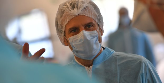 Coronavirus : Emmanuel Macron visite une usine de masques près d'Angers