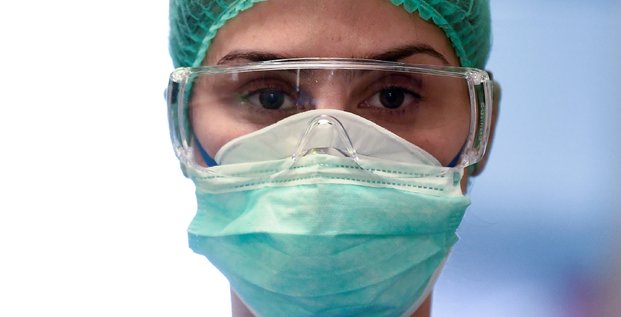 Coronavirus / Covid-19 : un soignant porte un masque et des lunettes, dans un hôpital en Italie