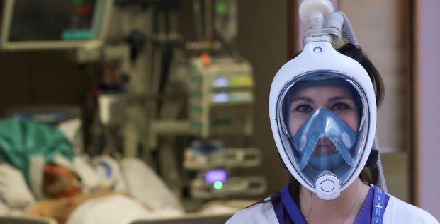 Coronavirus : une infirmière porte le masque de plongée Easybreath de la marque Décathlon