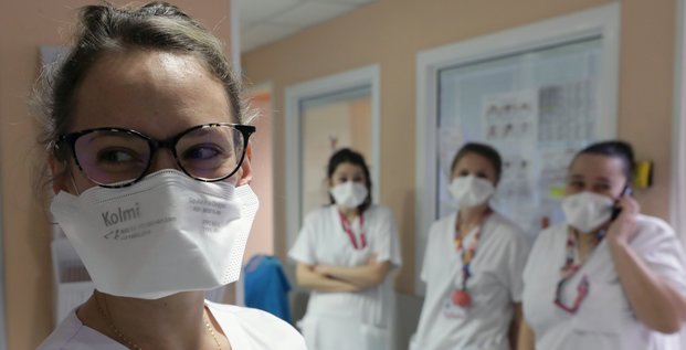 Coronavirus : une infirmière porte un masque FFP2 dans un hôpital de Nice, le 5 mars 2020