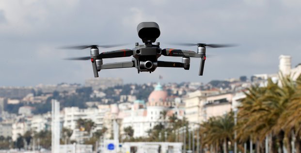 Coronavirus : un drone survole la Promenade des Anglais à Nice pour rappeler les mesures de confinement