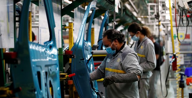 Des ouvriers travaillent sur la ligne d'assemblage de la Renault Zoe dans l'usine de Flins