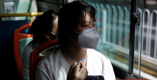 Coronavirus / Emploi / Jeune / Chine : Zhang Ruirui, 26 ans, se rend dans un centre commercial dans l'espoir d'y trouver un job, le 13 mai 2020 à Beijing (Chine)