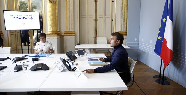 Coronavirus : Emmanuel Macron assiste, depuis le palais de l'Élysée, à une visioconférence avec des autorités locales des territoires d'outre-mer, le 30 avril 2020